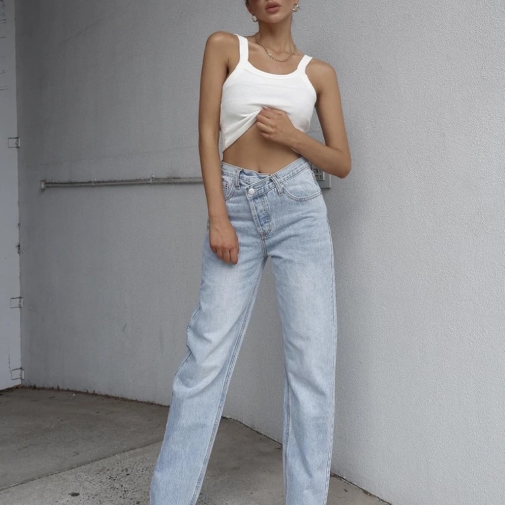 SOLD! SOLD! SOLD!😁♥️HOLLY ASYMMETRIC STRAIGHT LEG JEAN LIGHT WASH DENIM Size 0 - Picture 4 of 10